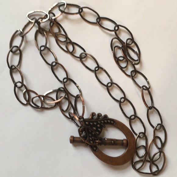 Copper toned necklace.  Clasp is pendant. Stylish - Picture 4 of 9
